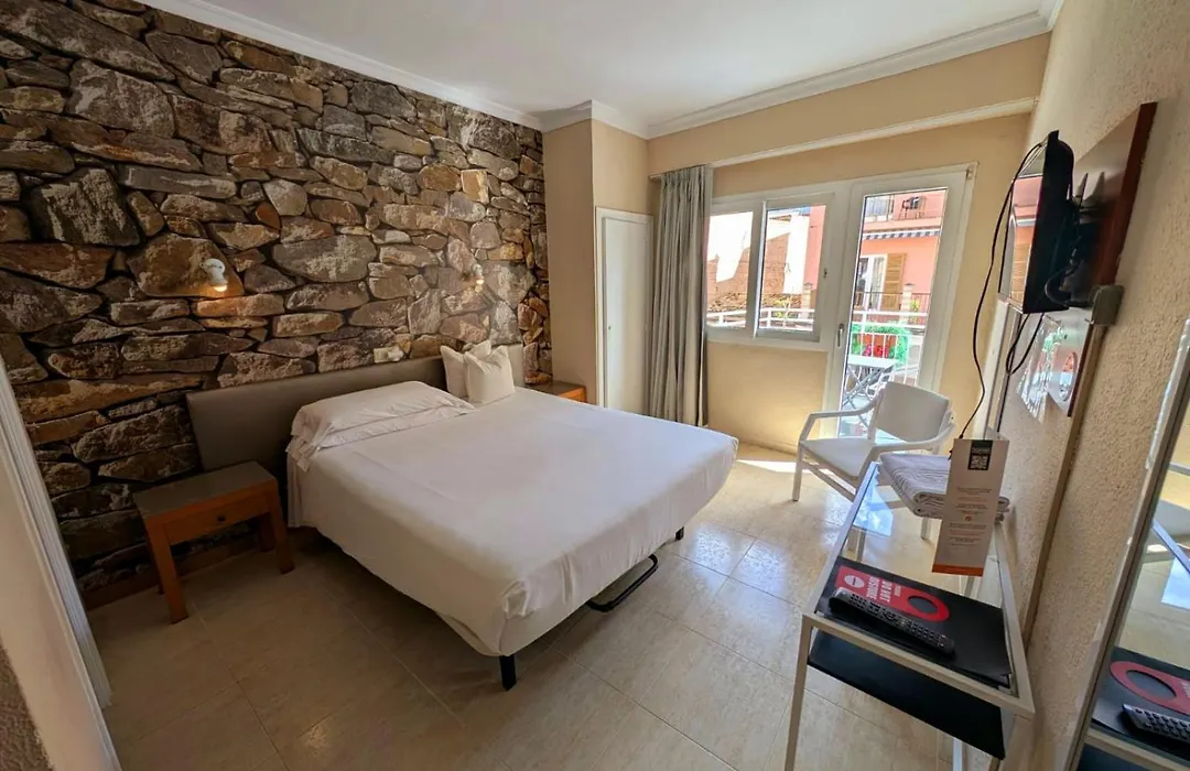 Hostal Mar Del Plata (Adults Only)-1