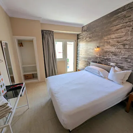 Hostal Mar Del Plata (Adults Only)-2